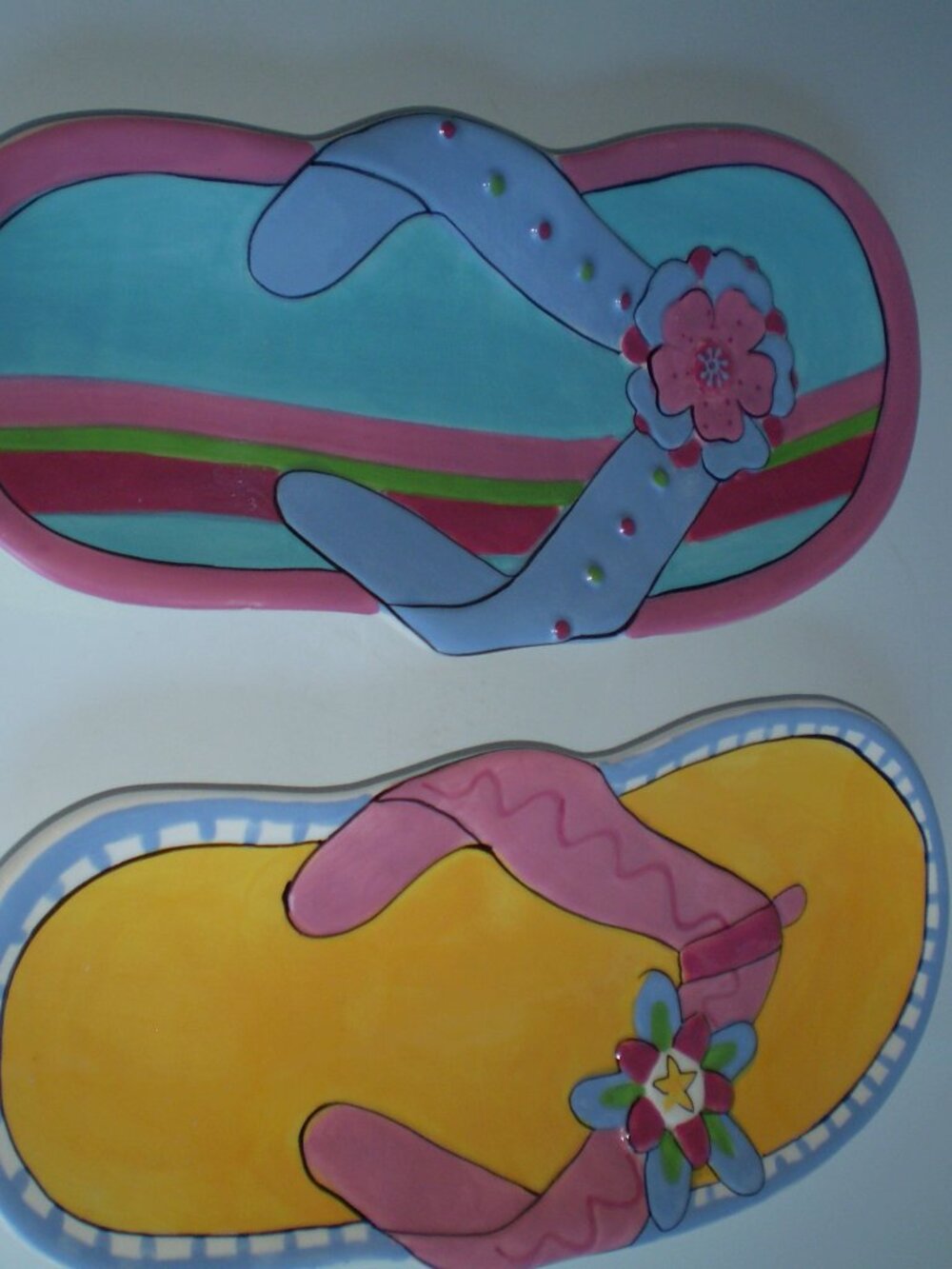 BOSTON WAREHOUSE TRADING CERAMIC PAIR FLIP FLOPS  SPOON REST/DECOR/SNACKS